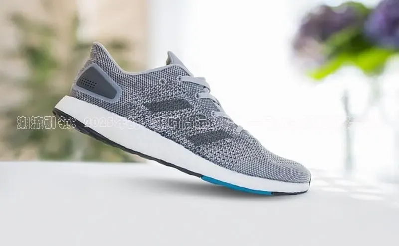 潮流引领：2025年的未来时尚运动鞋——最新款女鞋板鞋设计