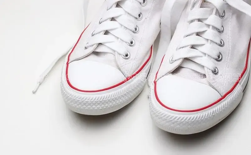 未来趋势：在2025年的街头文化中寻找白色流行运动鞋的灵感